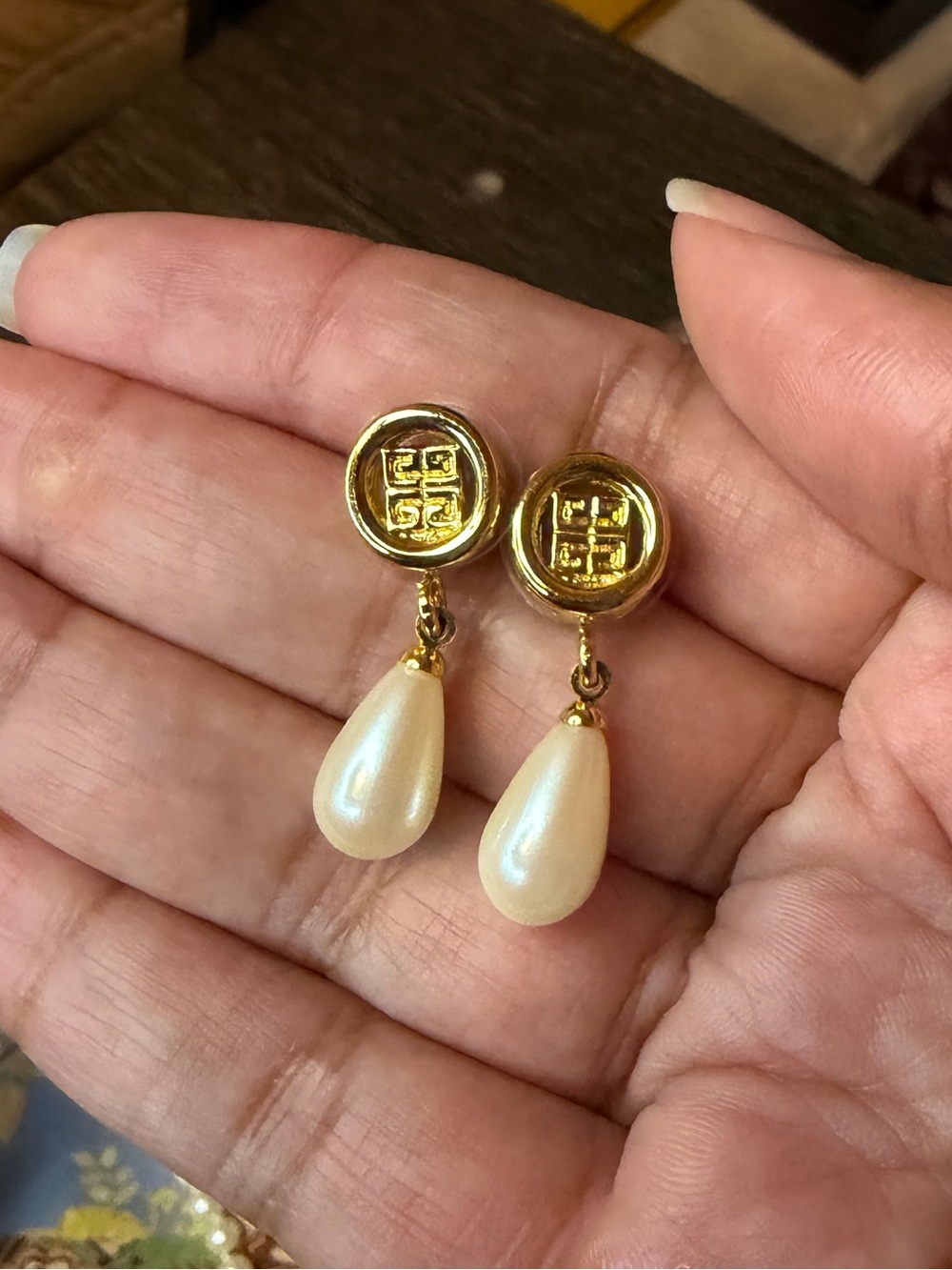 Vintage Givenchy Gold-Accent Pearl Necklace and Drop Earrings Set - White Pearls - Picture 4 of 4
